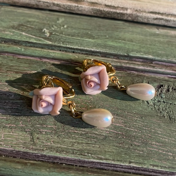 Adorable pink flower clip ons - Picture 1 of 2